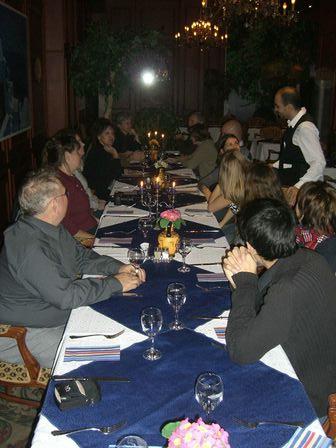 Dimanche soir, nous nous sommes attablés dans un excellent restaurant grec en compagnie de la délégation finlandaise. Un grand moment, bien sûr.
