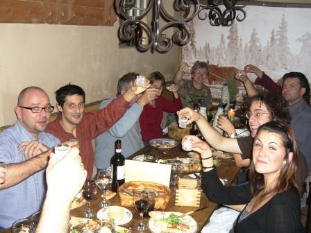 Nous profitons pour remercier Valérie Gasser (au premier plan à droite), qui nous a mené hier soir, dans ce restaurant typique. 