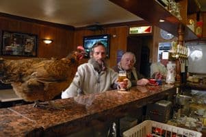 Une poule sur un bar…