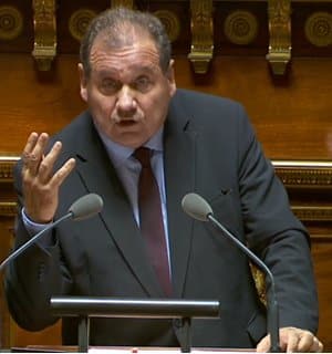 Le Sénat adopte la loi interdisant les signes religieux aux accompagnatrices