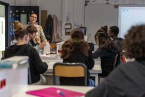 Une enseignante dans sa classe Description générée automatiquement